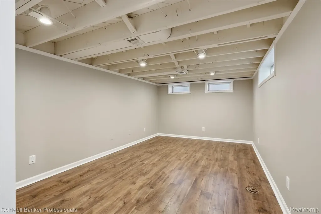 18761 Dolores Avenue Lathrup Village City MI 48076