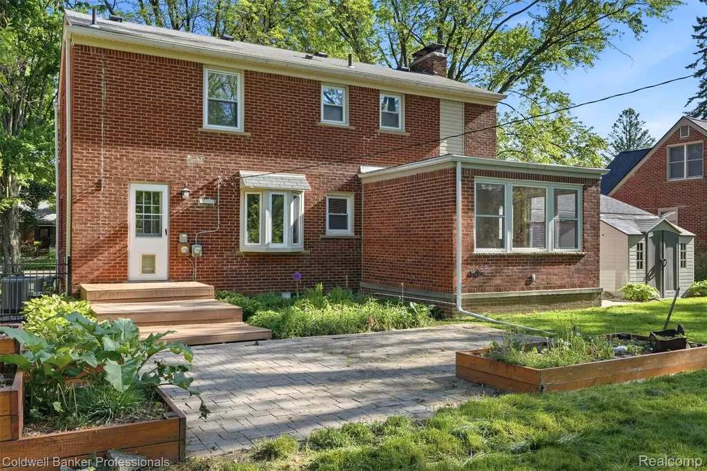18761 Dolores Avenue Lathrup Village City MI 48076