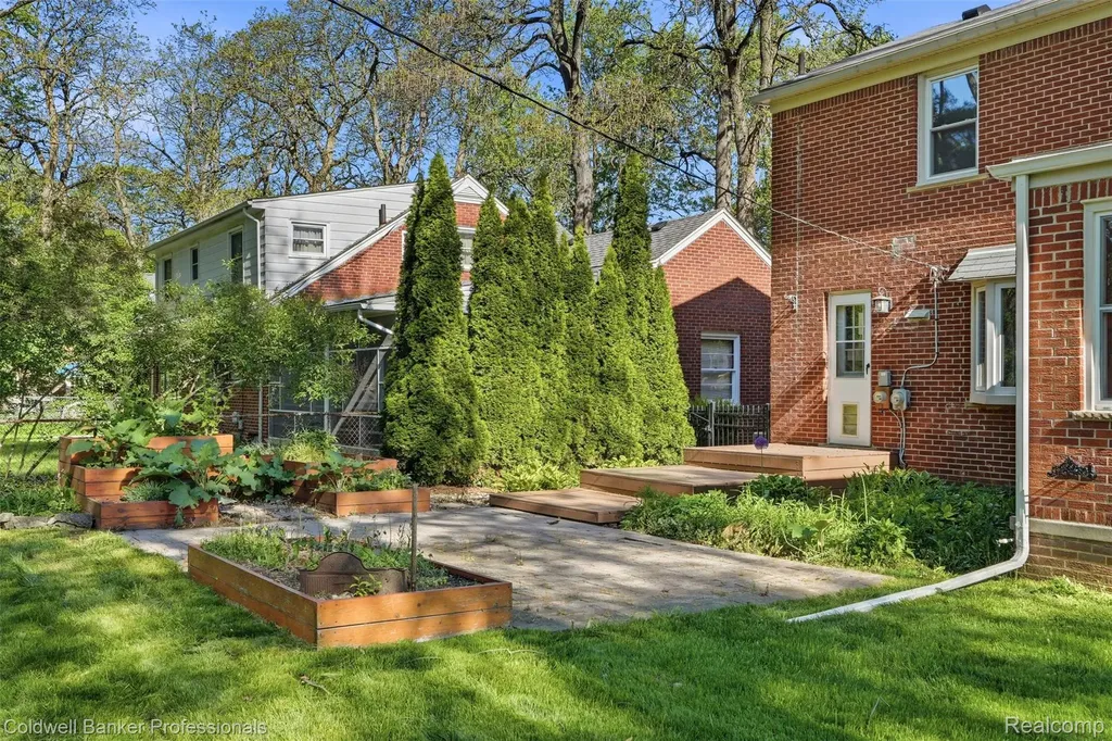 18761 Dolores Avenue Lathrup Village City MI 48076