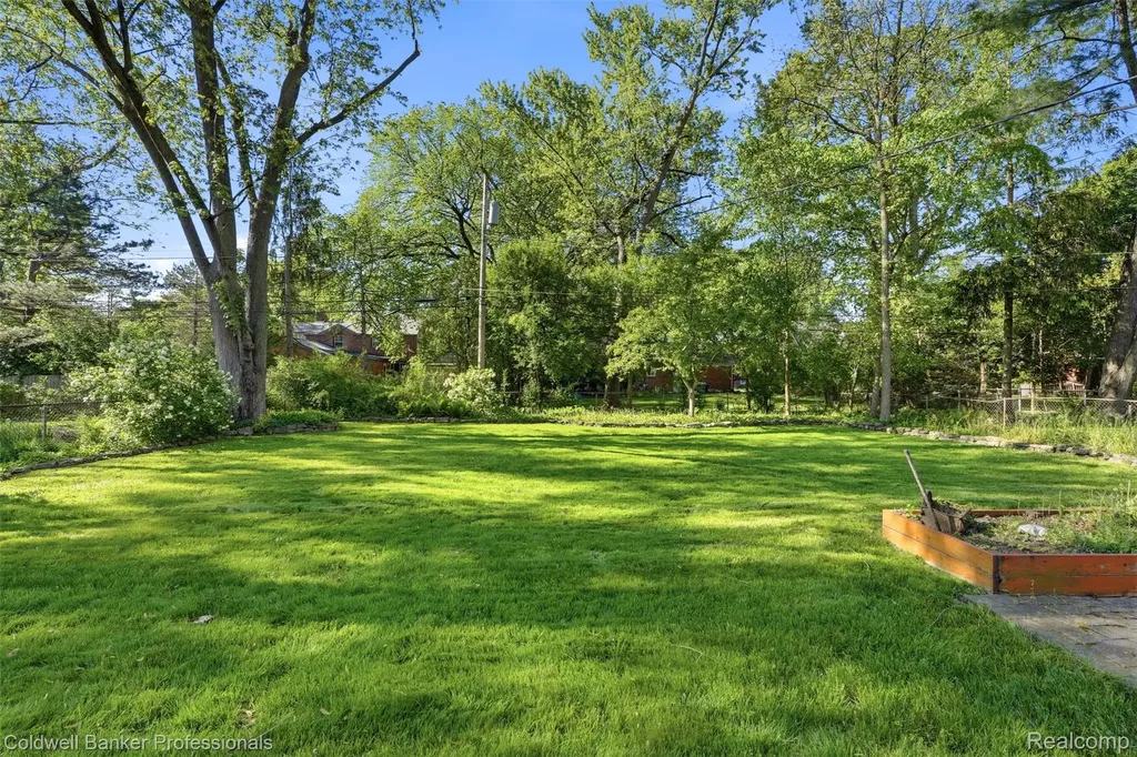 18761 Dolores Avenue Lathrup Village City MI 48076