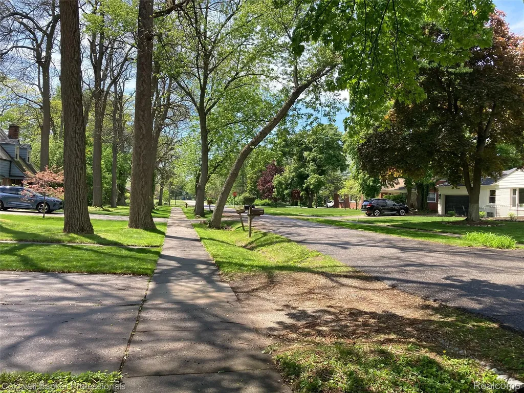 18761 Dolores Avenue Lathrup Village City MI 48076