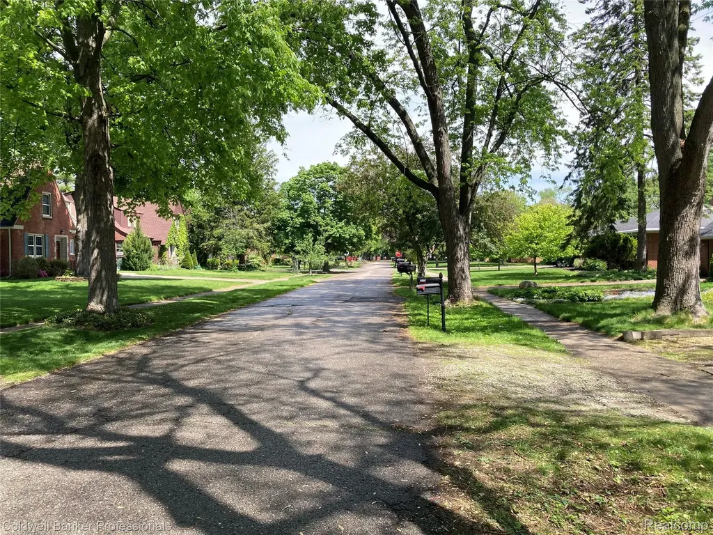 18761 Dolores Avenue Lathrup Village City MI 48076