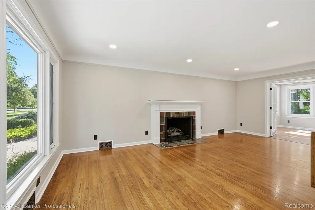 18761 Dolores Avenue Lathrup Village City MI 48076