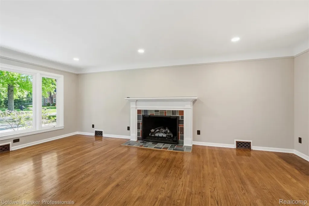 18761 Dolores Avenue Lathrup Village City MI 48076