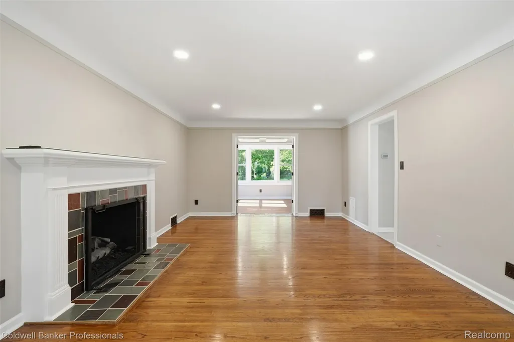 18761 Dolores Avenue Lathrup Village City MI 48076