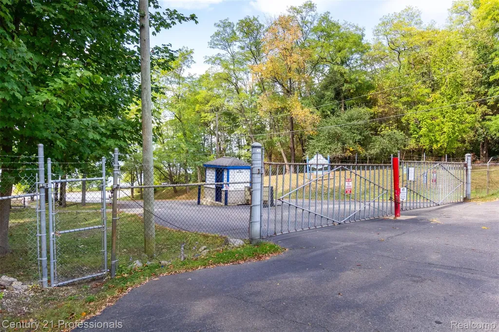 4080 Cass Elizabeth Road Waterford Charter Township MI 48328