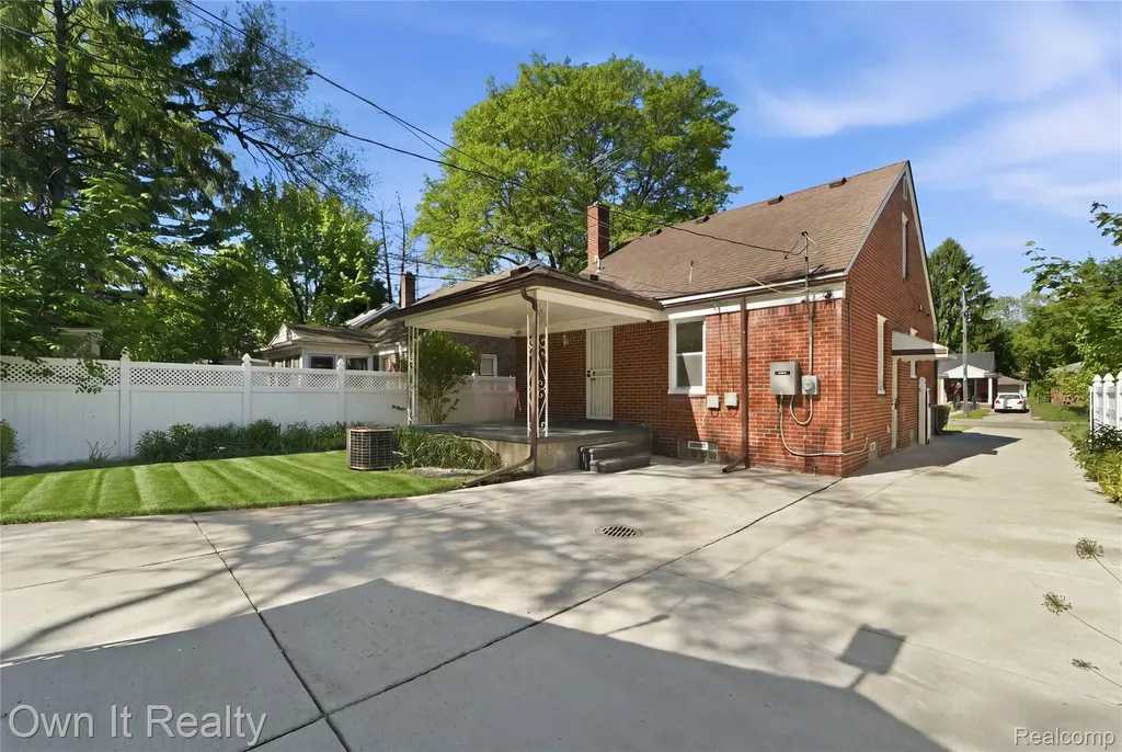 19930 Burgess Detroit City MI 48219