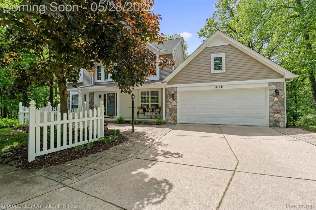 4709 Greenview Court Commerce Charter Township MI 48382