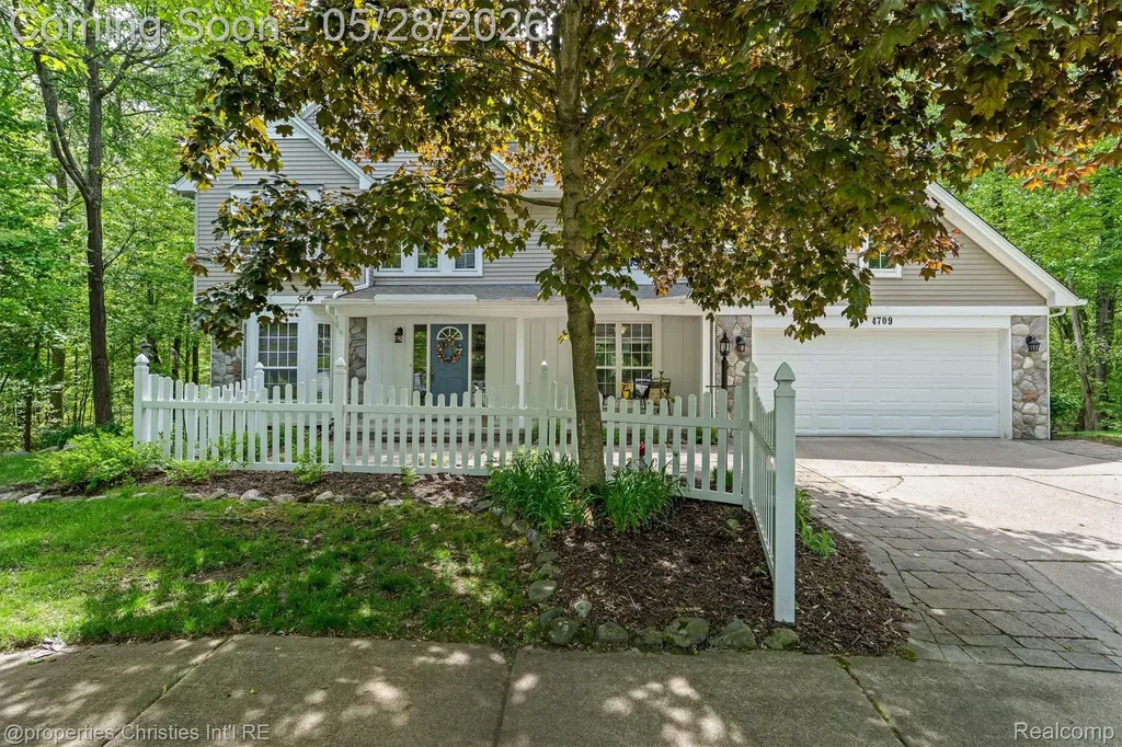 4709 Greenview Court Commerce Charter Township MI 48382