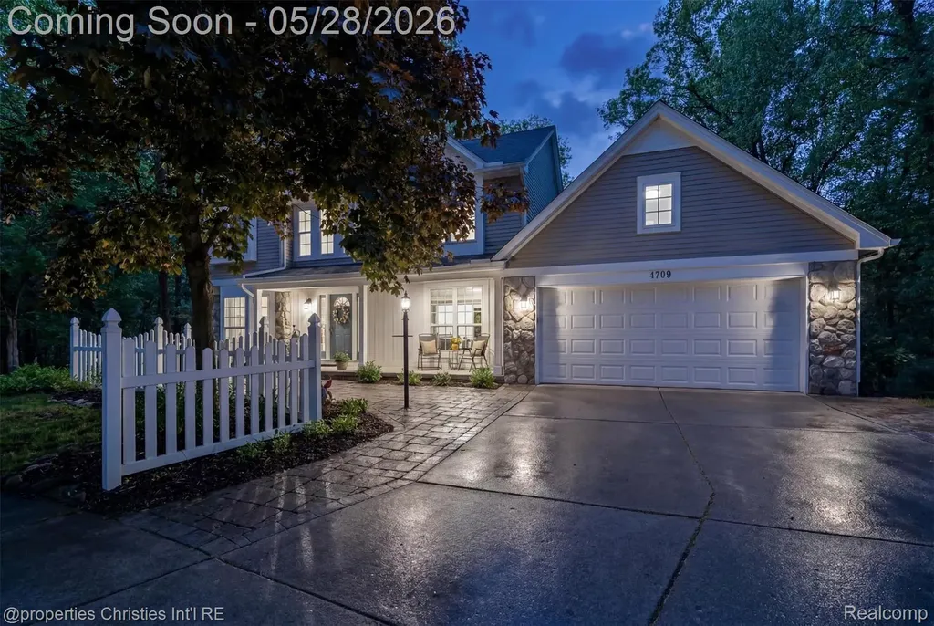 4709 Greenview Court Commerce Charter Township MI 48382