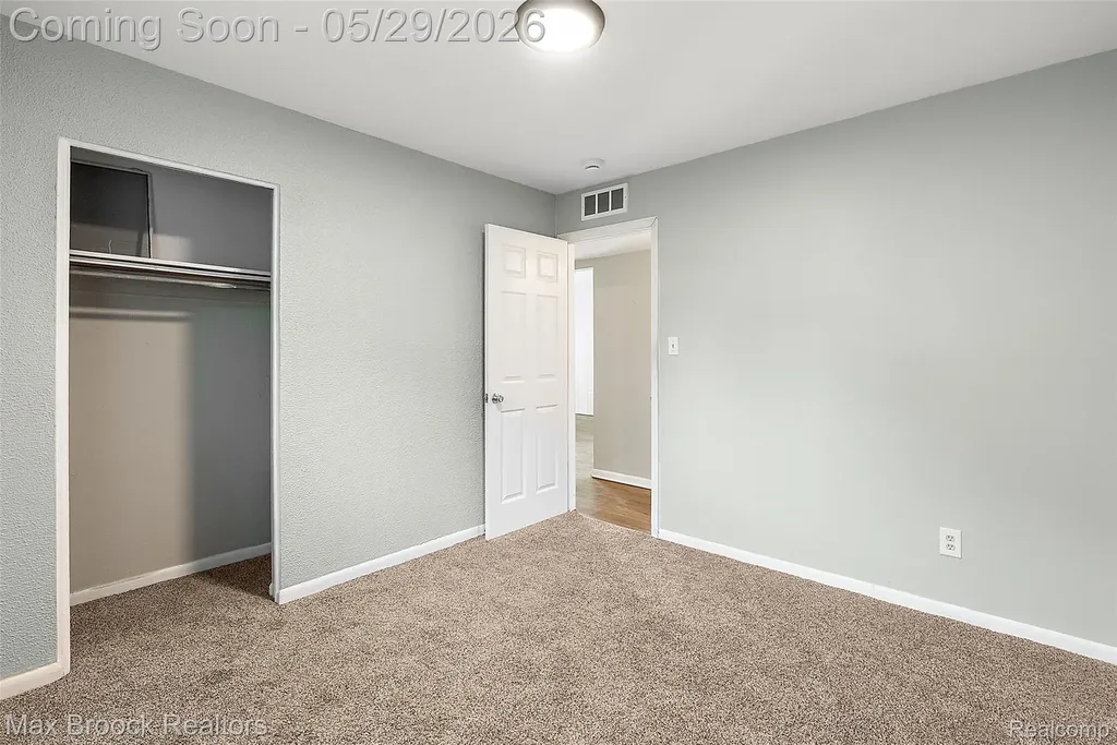 41 E Madge Avenue Hazel Park City MI 48030