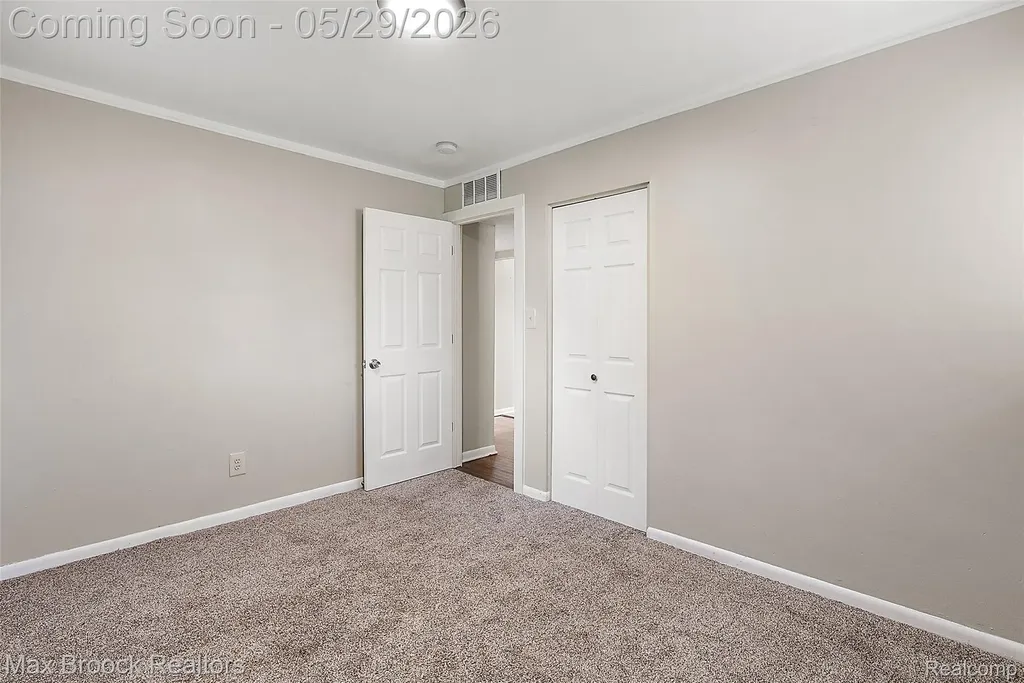 41 E Madge Avenue Hazel Park City MI 48030