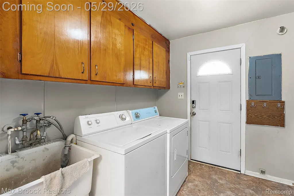 41 E Madge Avenue Hazel Park City MI 48030