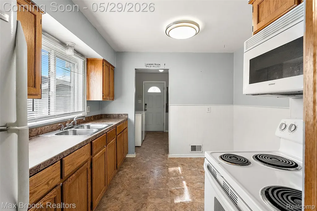 41 E Madge Avenue Hazel Park City MI 48030