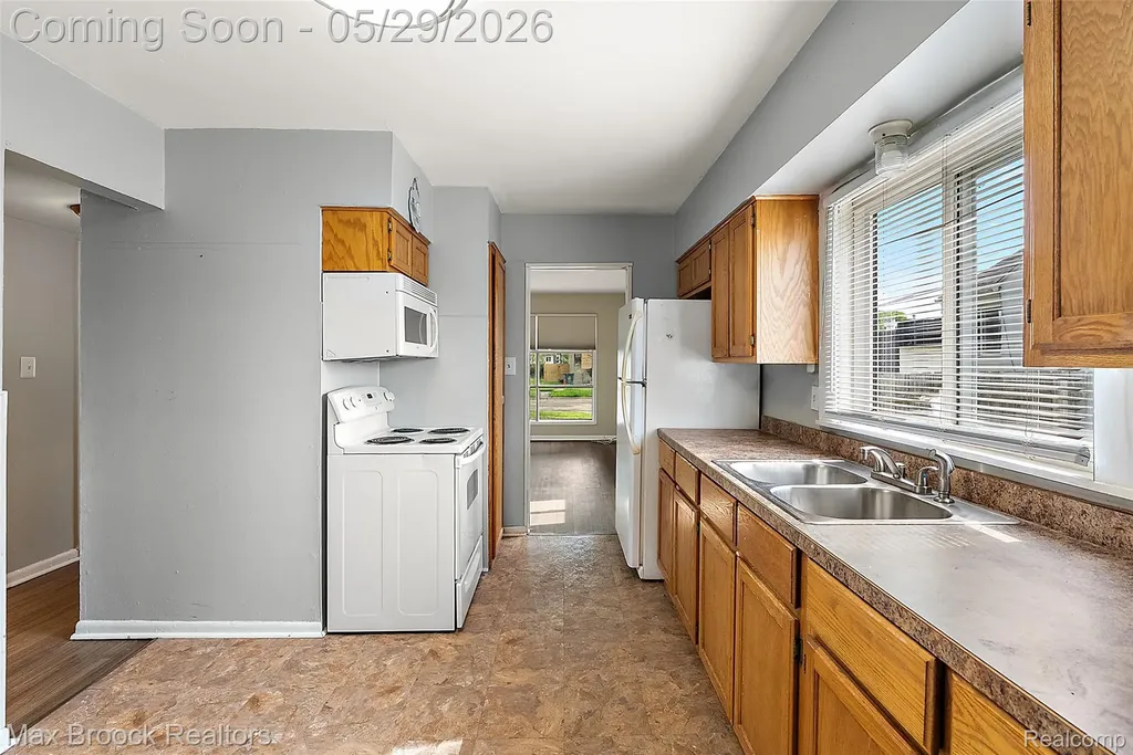 41 E Madge Avenue Hazel Park City MI 48030