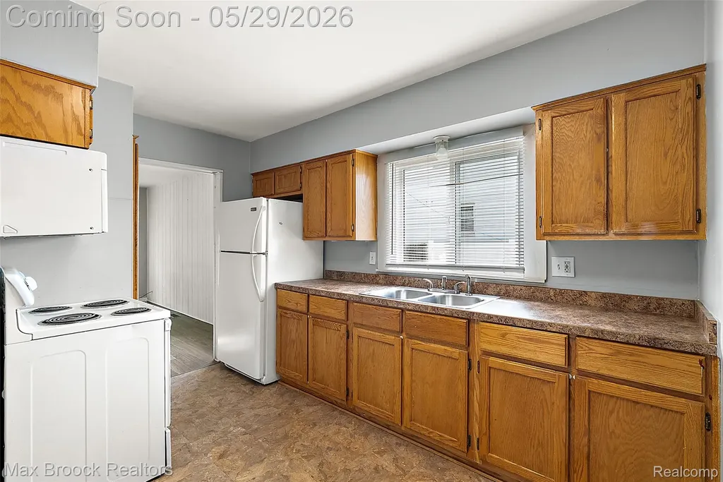 41 E Madge Avenue Hazel Park City MI 48030
