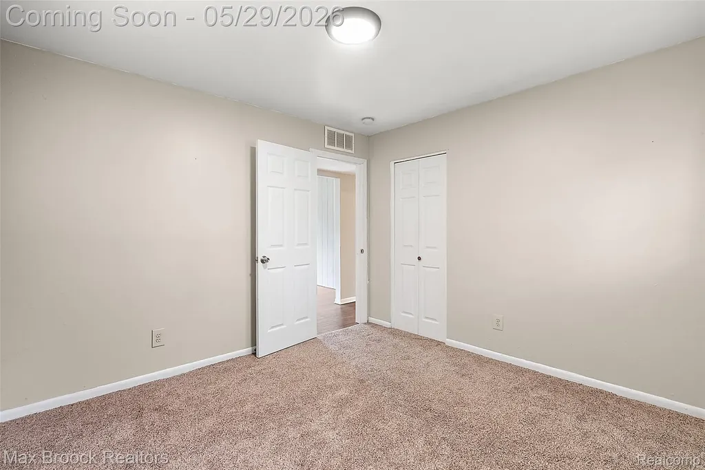 41 E Madge Avenue Hazel Park City MI 48030