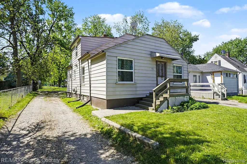 2062 E Schumacher Avenue Burton City MI 48529