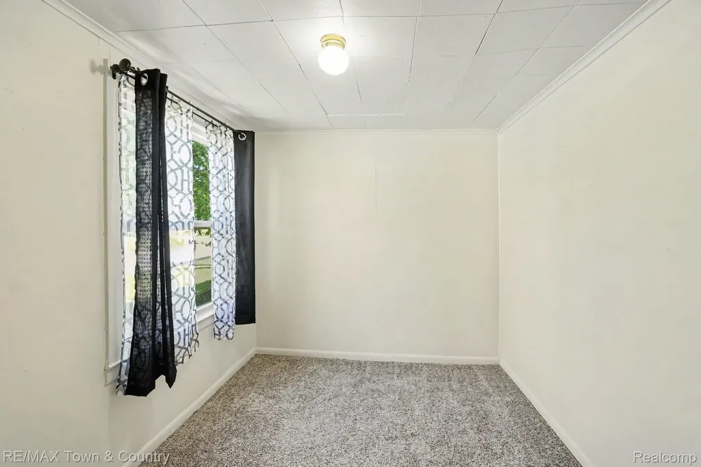 2062 E Schumacher Avenue Burton City MI 48529