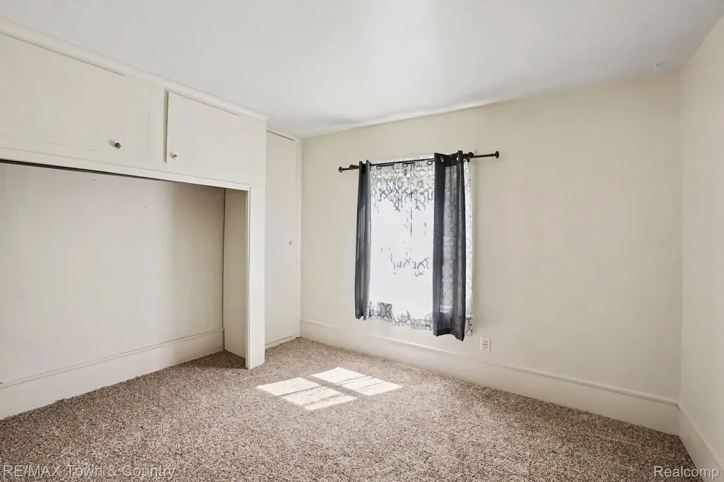 2062 E Schumacher Avenue Burton City MI 48529