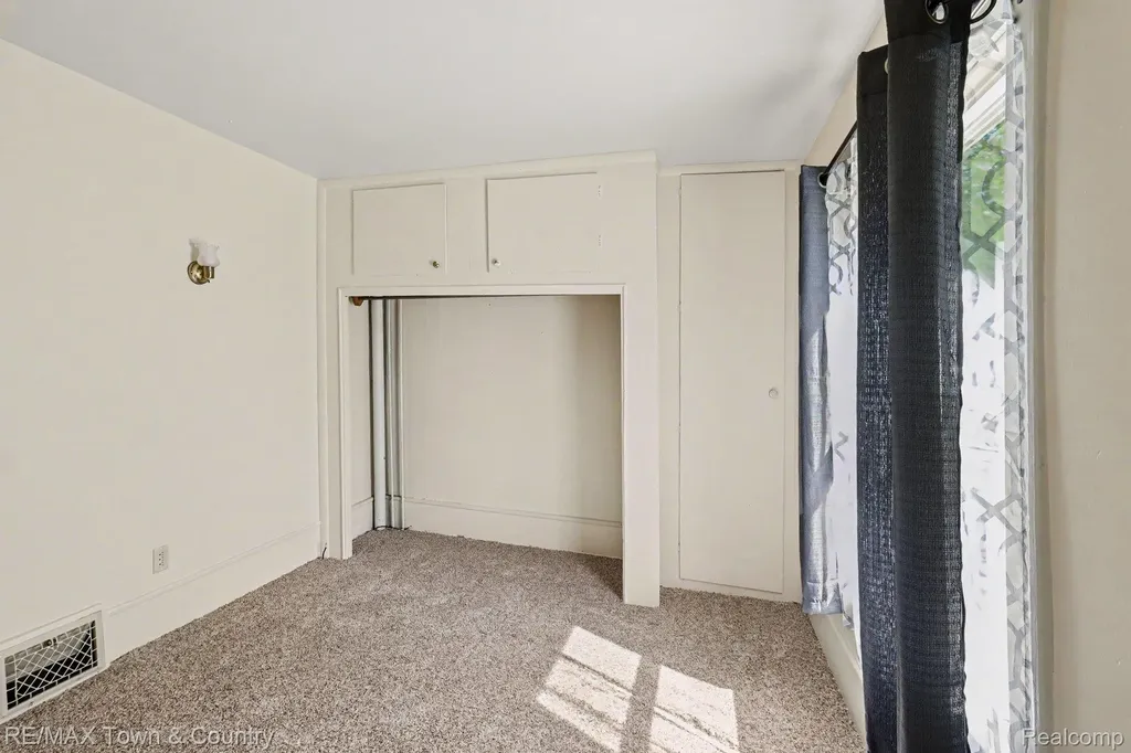 2062 E Schumacher Avenue Burton City MI 48529