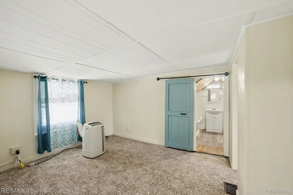 2062 E Schumacher Avenue Burton City MI 48529