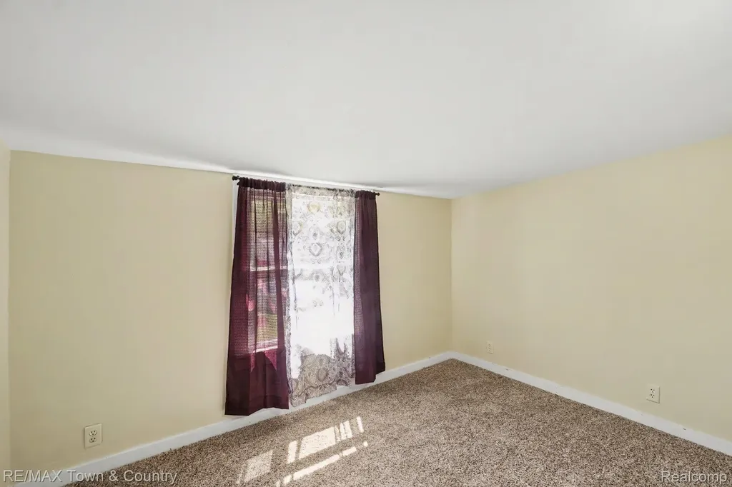 2062 E Schumacher Avenue Burton City MI 48529