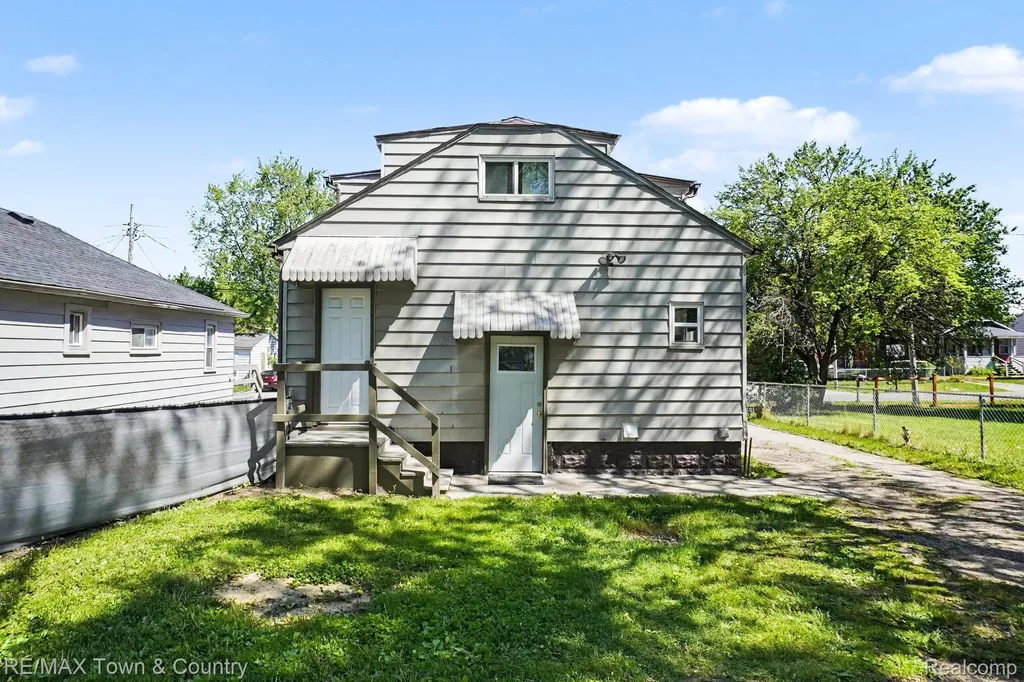 2062 E Schumacher Avenue Burton City MI 48529