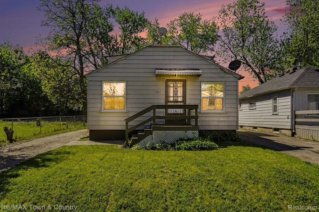 2062 E Schumacher Avenue Burton City MI 48529
