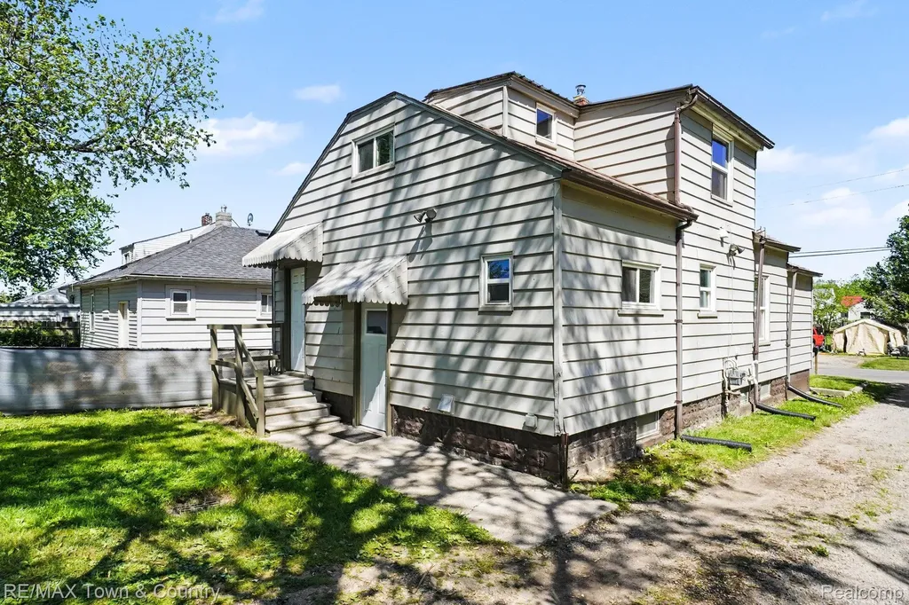 2062 E Schumacher Avenue Burton City MI 48529