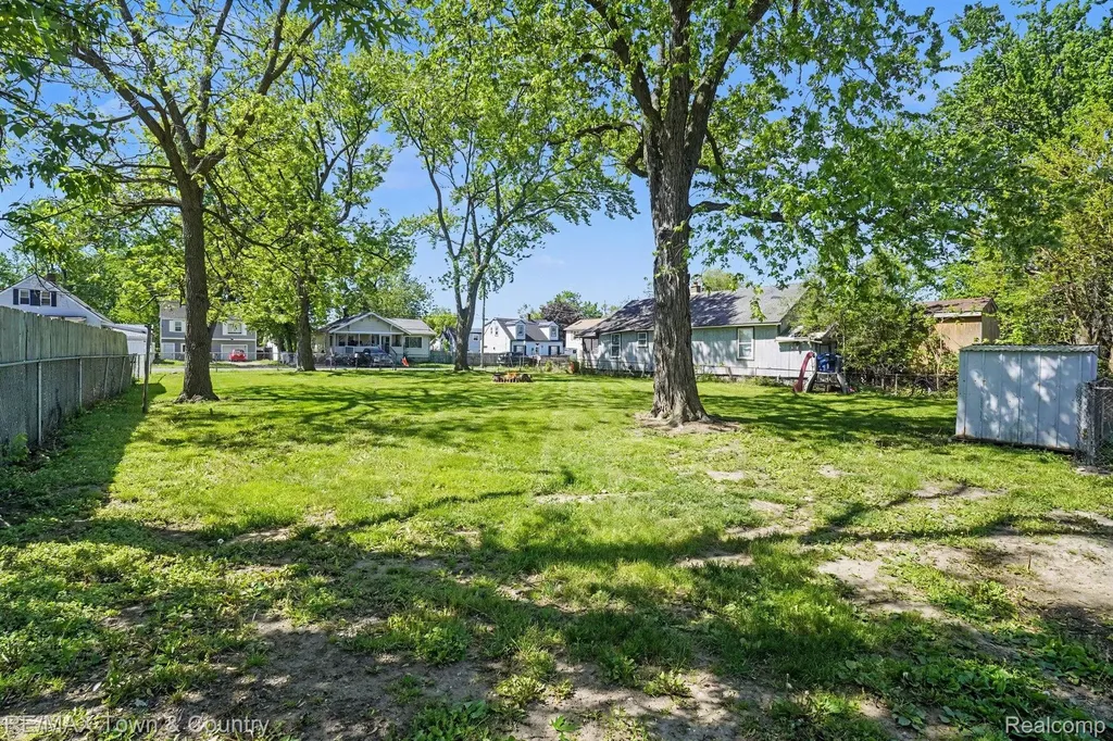 2062 E Schumacher Avenue Burton City MI 48529