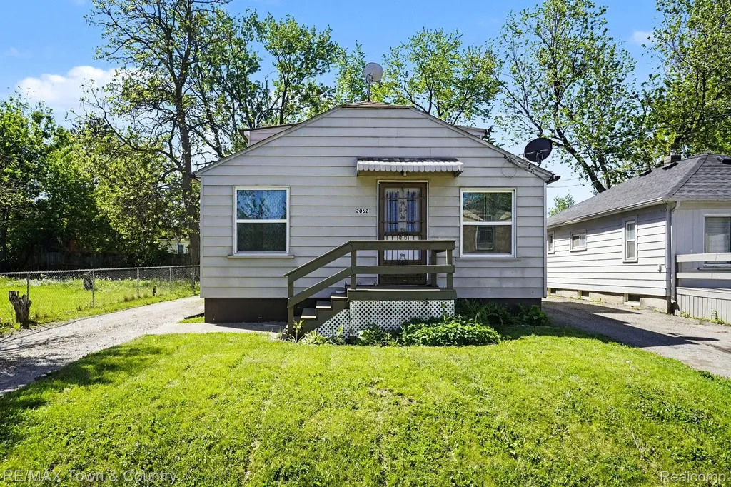 2062 E Schumacher Avenue Burton City MI 48529