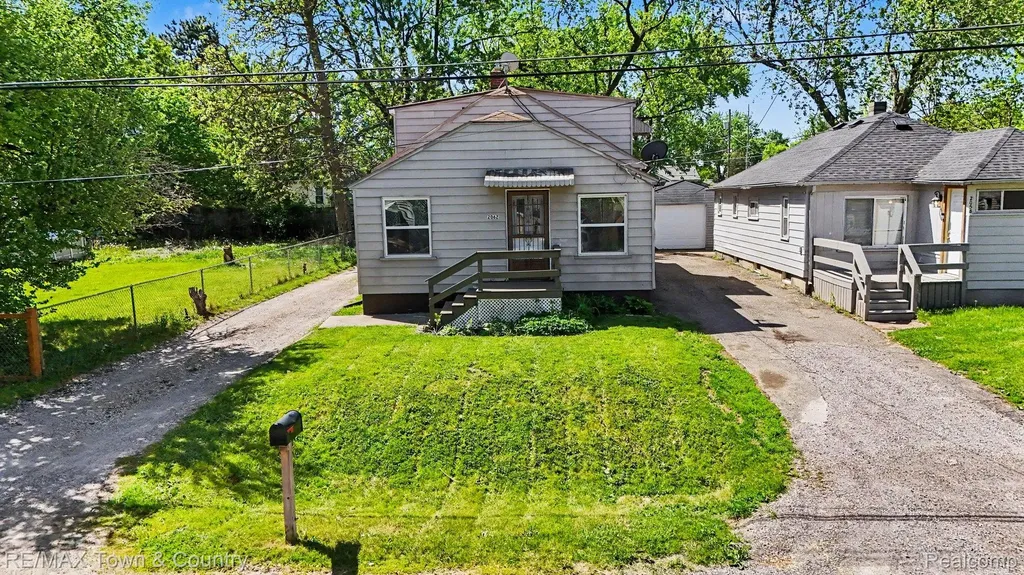 2062 E Schumacher Avenue Burton City MI 48529