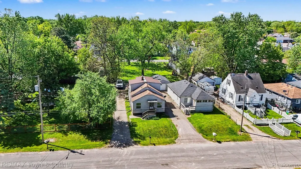 2062 E Schumacher Avenue Burton City MI 48529