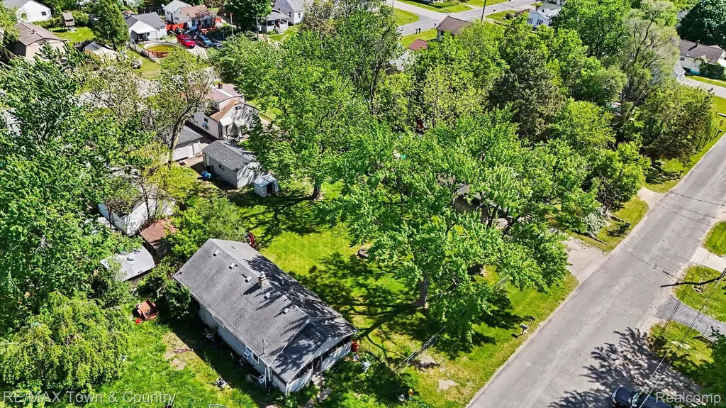 2062 E Schumacher Avenue Burton City MI 48529