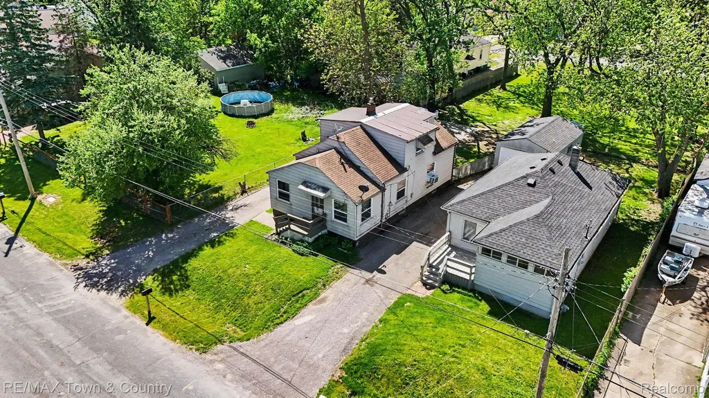 2062 E Schumacher Avenue Burton City MI 48529