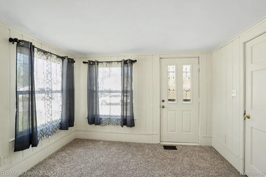 2062 E Schumacher Avenue Burton City MI 48529