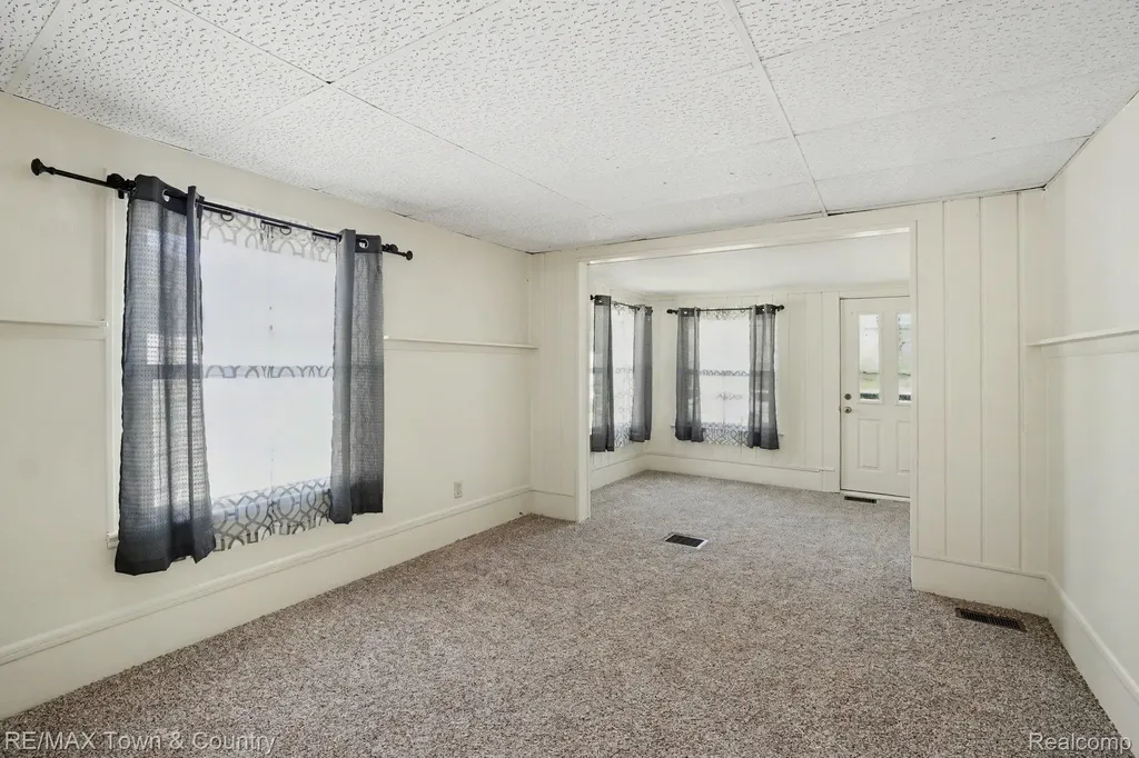 2062 E Schumacher Avenue Burton City MI 48529