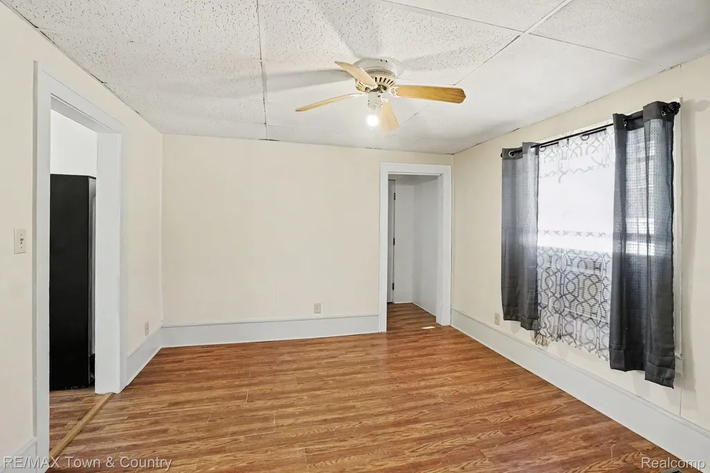 2062 E Schumacher Avenue Burton City MI 48529