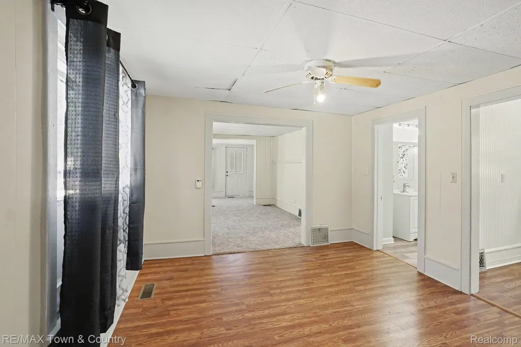2062 E Schumacher Avenue Burton City MI 48529