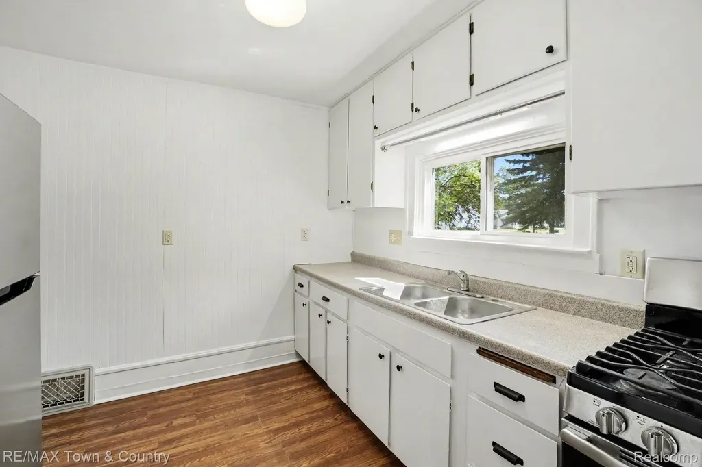 2062 E Schumacher Avenue Burton City MI 48529