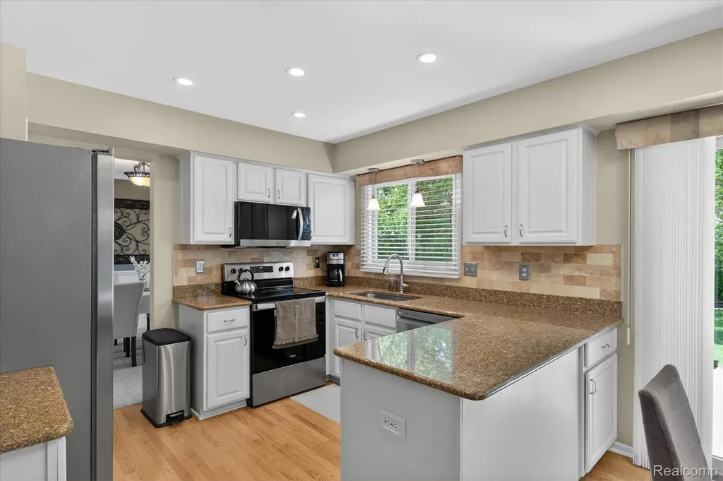 7071 Foxcreek Drive Canton Charter Township MI 48187