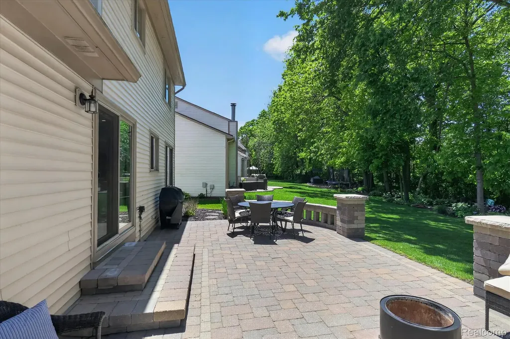 7071 Foxcreek Drive Canton Charter Township MI 48187