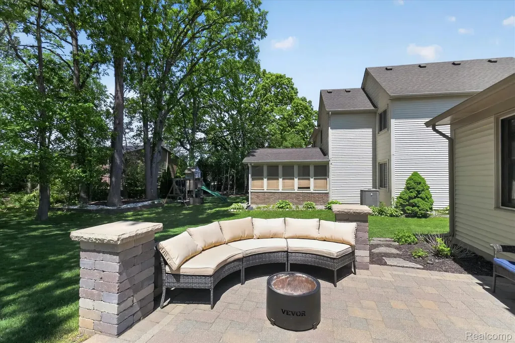 7071 Foxcreek Drive Canton Charter Township MI 48187