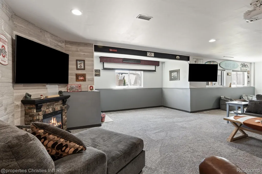 2721 Maize Loop Saline Township MI 48176