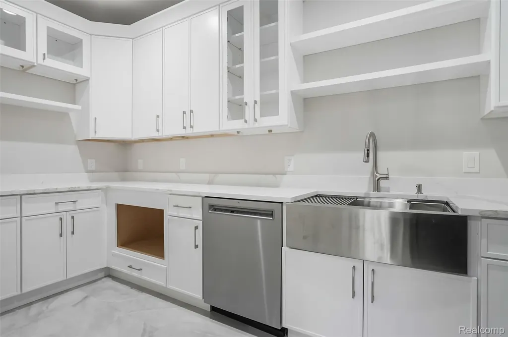 31130 Lahser Beverly Hills Village MI 48025