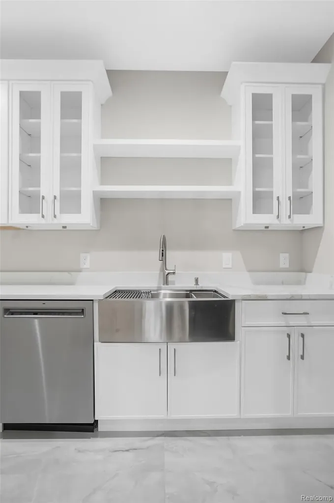 31130 Lahser Beverly Hills Village MI 48025