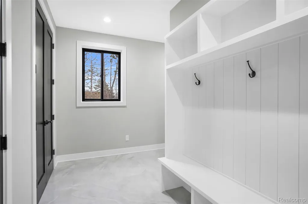 31130 Lahser Beverly Hills Village MI 48025