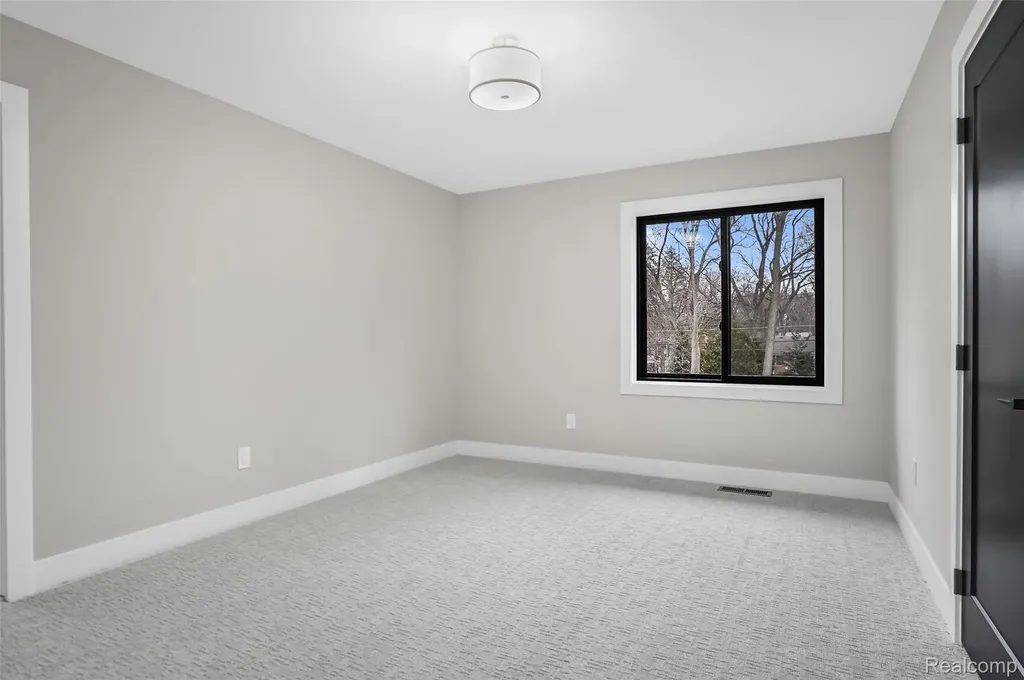 31130 Lahser Beverly Hills Village MI 48025