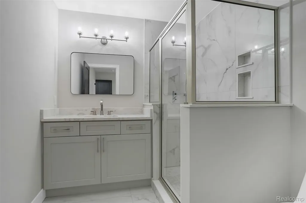 31130 Lahser Beverly Hills Village MI 48025